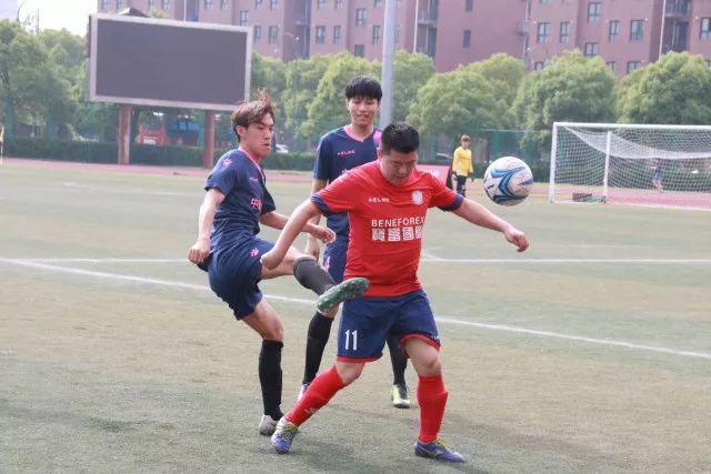 西甲-莱万多夫斯基帽子戏法 巴萨4-2瓦伦西亚